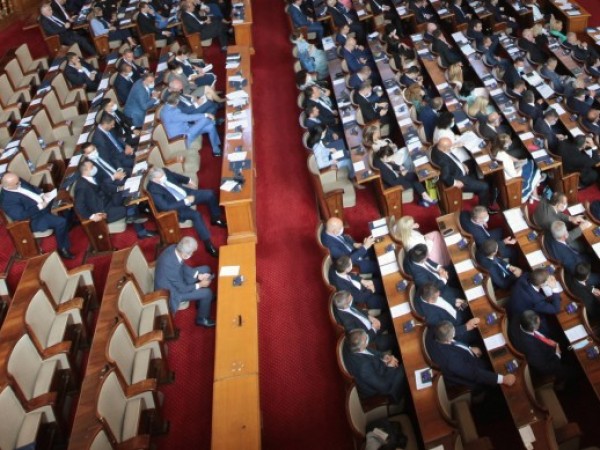 Повече от два часа депутатите в парламента спорят за актуализацията