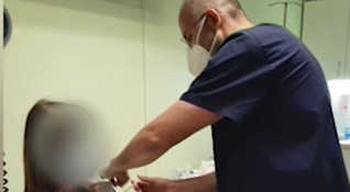 Варненски лекар ваксинира децата си и показа кадри от имунизацията