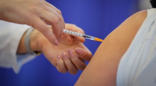 Близо половината от учителите в Плевенска област са ваксинирани или