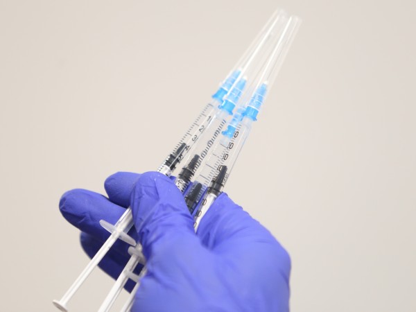 Първият смъртен случай на COVID-19 при пациент със завършен ваксинационен