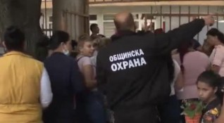 Охрана и полиция влязоха в двора на училище в Сливен