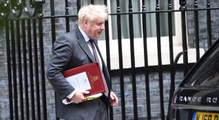 Британският премиер Борис Джонсън уволни трима министри понижи външния министър