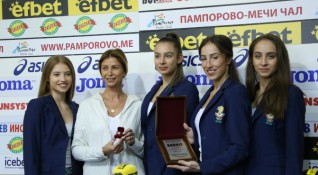 Националният ансамбъл по художествена гимнастика и неговият треньор Весела Димитрова