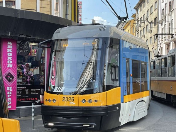 Трамвай аварира на ул. Алабин в София. Образува се задръстване