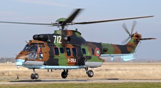 Вертолет Кугар и екипаж от състава на 24 а авиационна база