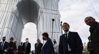 Президентът на Франция Еманюел Макрон откри сюрреалистична и грандиозна гледка