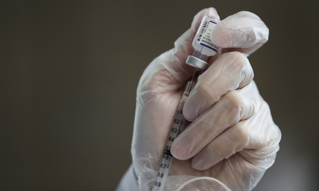В САЩ препоръчаха трета доза ваксина, но само за над 65-годишните