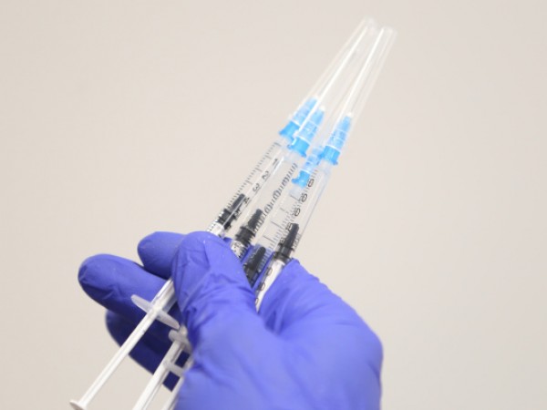 Правителството в Гърция обмисля въвеждането на задължителна ваксинация с бустерна