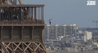 27 годишен французин вървя по тънко въже окачено на 70 метра