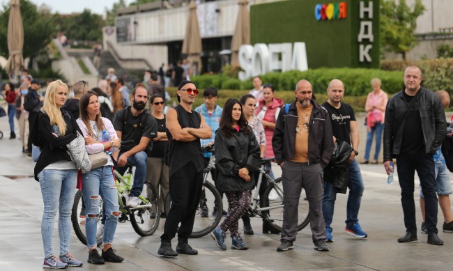 Протест в София събра недоволни срещу мерките