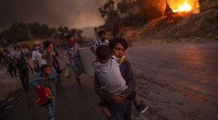 Голям пожар избухна тази нощ в лагера за мигранти Вати