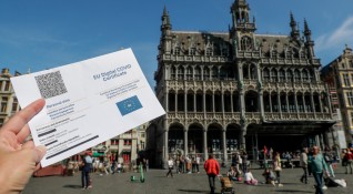 Двама от трима белгийци подкрепят задължителното ваксиниране срещу COVID показват