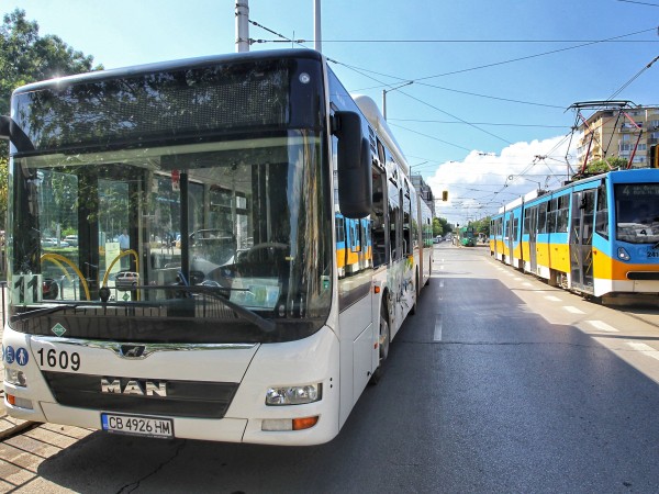 Трамвай и автобус са се ударили на кръстовището на бул.