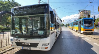 Трамвай и автобус са се ударили на кръстовището на бул
