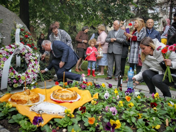 Снимка: Димитър Кьосемарлиев С венци и цветя признателни българи отрупаха