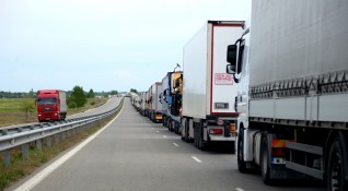 25 километрова опашка от товарни автомобили се е образувала на пътя