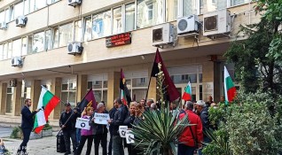 Протестиращи активисти на ВМРО се опитаха да влязат в Министерството