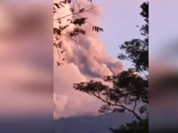 Вулканът Фуего близо до столицата на Гватемала изригна, но за