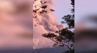 Вулканът Фуего близо до столицата на Гватемала изригна но за