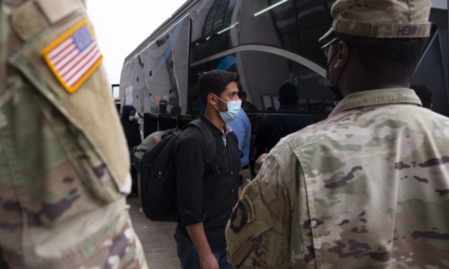 Афганистански бежанци нападнаха американска военнослужеща 