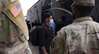 Няколко афганистански бежанци нападнаха американска военнослужеща в базата на въоръжените