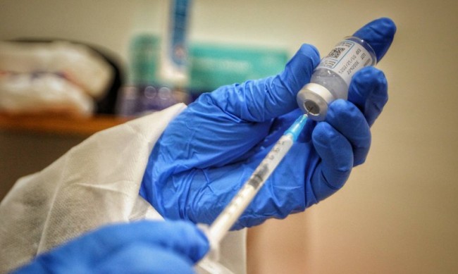 Близо 60 души си сложиха трета доза ваксина във ВМА за ден