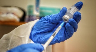Близо 60 души си поставиха трета доза на ваксината срещу
