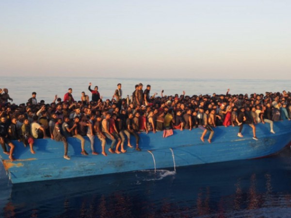 Над 500 мигранти са били заловени край бреговете на италианския
