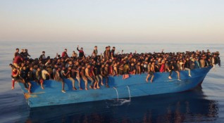 Над 500 мигранти са били заловени край бреговете на италианския