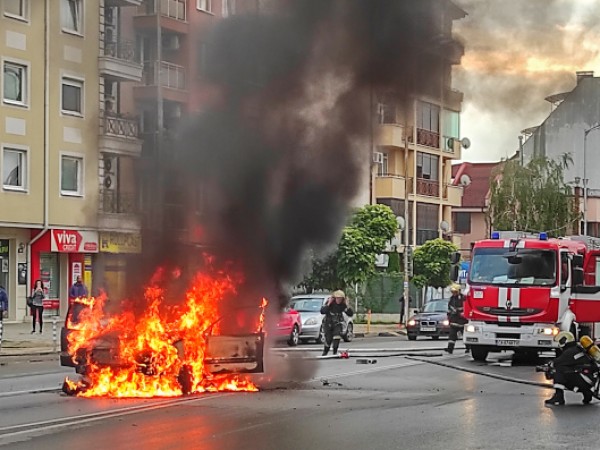 Лек автомобил "Фолксваген Пасат" е избухнал в пламъци насред булевард