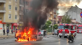 Лек автомобил Фолксваген Пасат е избухнал в пламъци насред булевард
