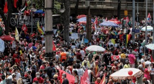 Бразилци протестираха срещу президента Жаир Болсонаро Хиляди излязоха на улиците