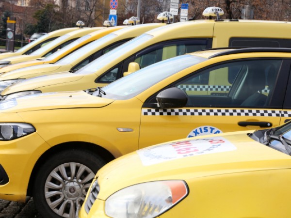 Националният таксиметров синдикат (НТС) настоява директора на Изпълнителна агенция "Автомобилна