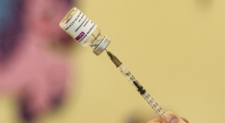 Огромните проблеми в момента са негативните нагласи към ваксинацията срещу