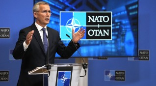 Решението на НАТО да отнеме акредитацията на осем служители на