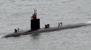 Петнадесет американски моряци са пострадали след като ядрената подводница Кънектикът