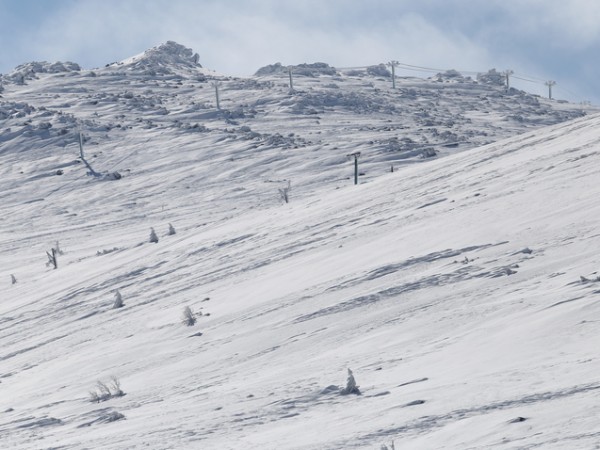 Сняг заваля в планината над Банско. На Безбог вече е