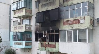 Разследващите имат съмнения че пожарът в блока във Варна при