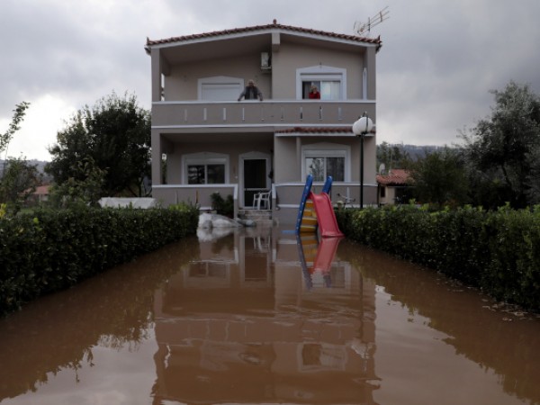 Гърция се бори с последиците, предизвикани от проливните дъждове. Наводнени