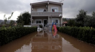 Гърция се бори с последиците предизвикани от проливните дъждове Наводнени