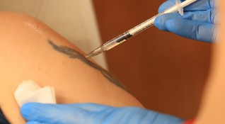 Задължителна ваксинация срещу COVID 19 ще има за всички учители лекари