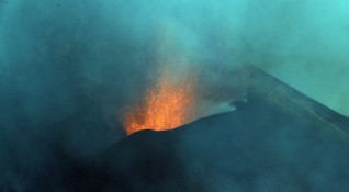 Вулканът на испанския остров Ла Палма погълна циментов завод след