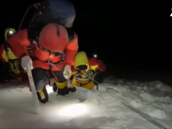 Рустам Набиев, който е без крака, изкачи осемхилядник в планината