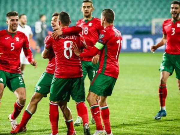 Футболните национали на България записаха изключително труден успех с 2:1