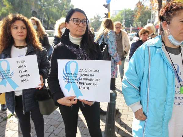 Снимки: Димитър Кьосемарлиев, Dnes bg Медицински сестри излязоха на протест