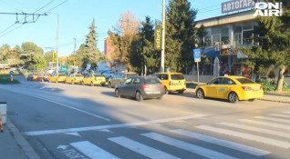 Таксиметровите превозвачи в Русе настояват за вдигане на минималните и