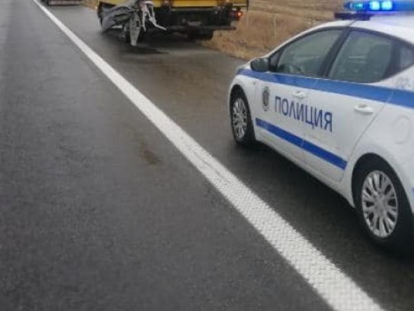Шофьор на автобус обърна возилото в канавката на магистрала "Тракия".