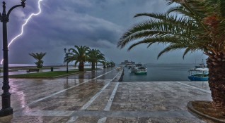 Проливни дъждове в Гърция затрудниха трафика на автомобили в цялата