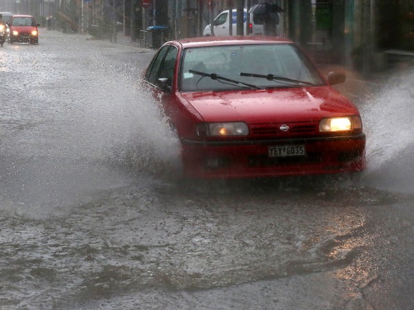 Проливният дъжд и новата буря „Балос“, които удариха Гърция, предизвикаха