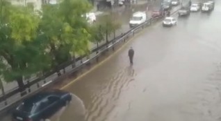 Заради очаквани проливни дъждове предизвикани от бурята Балос в Гърция